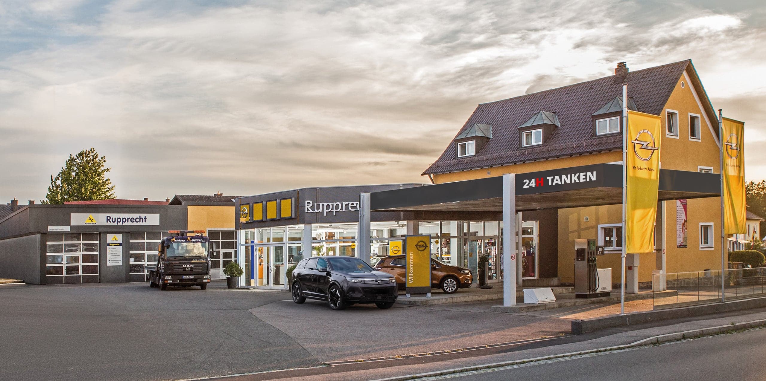 Außenansicht der Autohaus Rupprecht GmbH mit Tankstelle in Wernberg-Köblitz