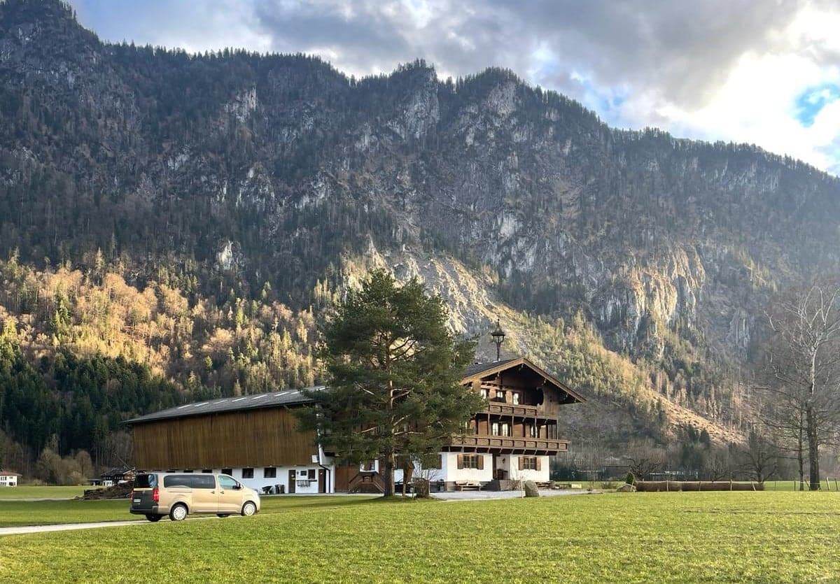 Mietfahrzeug der Autohaus Rupprecht GmbH vor Bergkulisse